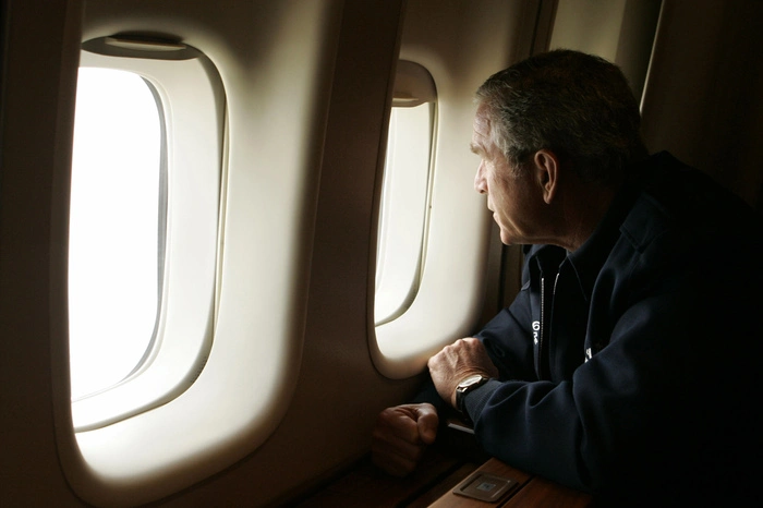 Der Sturm riss 1.800 Menschen in den Tod. Im Gedächtnis blieb auch dieses Foto: Der damalige Präsident George W. Bush blickt aus dem Fenster der Air Force One beim Überfliegen von New Orleans.