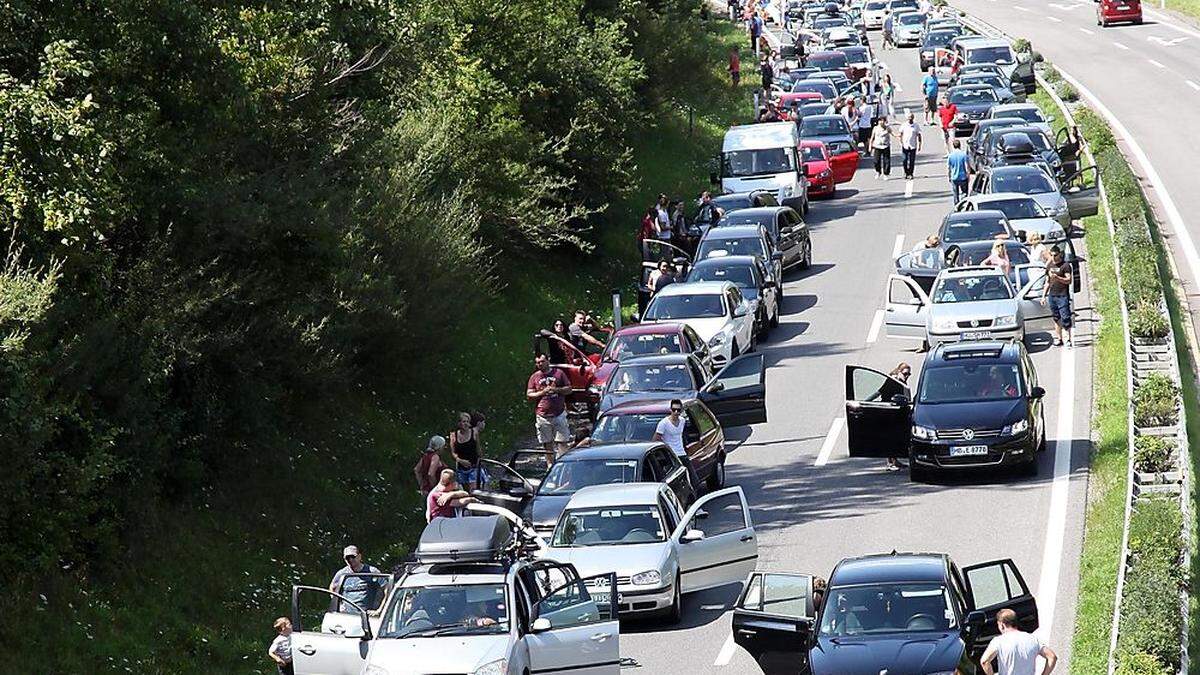 Vor dem Karawankentunnel brauchte man Geduld 