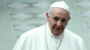 Papst Franziskus lässt den Zölibat bewusst in der Schweb