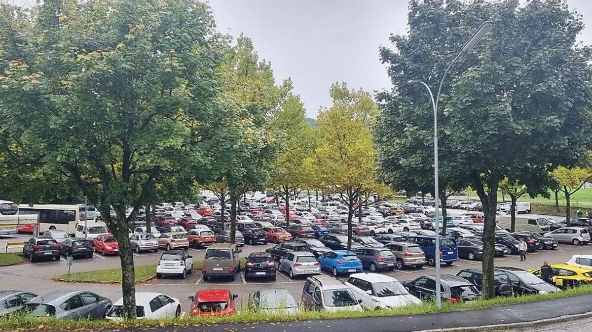 Der Willroider-Parkplatz am Drauboden verfügt über 425 gebührenfreie Parkplätze