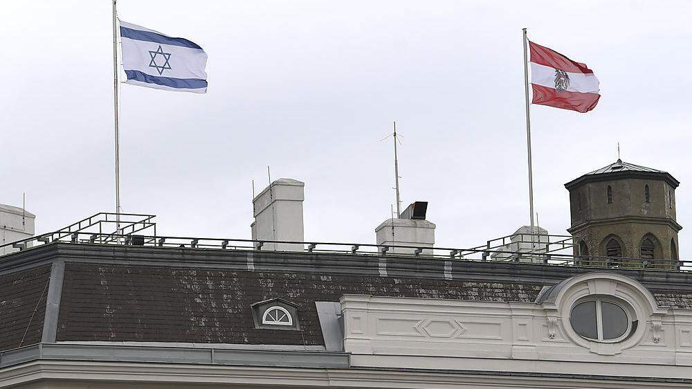 Das Bundeskanzleramt und das Außenministerium haben am Freitag wegen der Eskalation im Nahost-Konflikt die israelische Fahne als Zeichen der Solidarität gehisst
