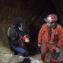 Günter Faul (im Tauchanzug) beim Einsatz in der Lamprechtshöhle