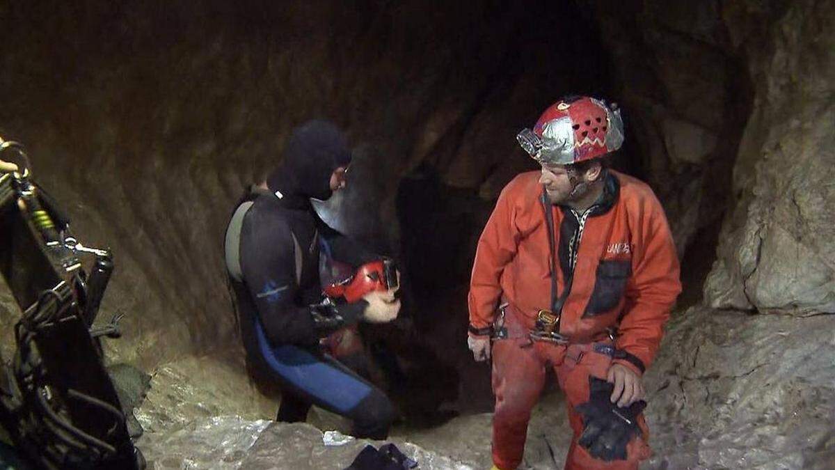 Günter Faul (im Tauchanzug) beim Einsatz in der Lamprechtshöhle