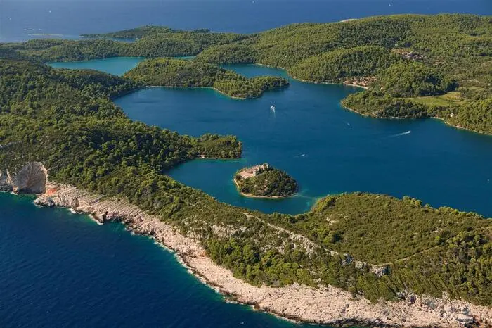 Die im Süden Kroatiens gelegene Insel Mljet ist für ihre atemberaubende Landschaft bekannt. Der Nationalpark Mljet macht dabei den größten Teil der Insel aus und grenzt an die zwei Salzwasserseen Veliko Jezero und Malo Jezero (kleiner und großer See). Viele Festungen und Denkmäler zeugen vom kulturellen Erbe der Insel. Eines der am besten erhaltenen ist das romanische Schloss am Veliko Jezero. Naturliebhaber können die unberührte Schönheit der Naturlandschaft, Olivenhaine, Weinberge und die dichten Wälder genießen.