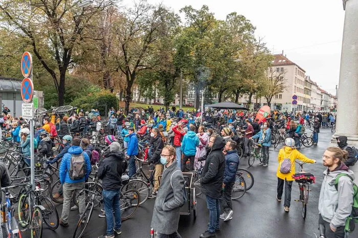Nicht nur die Zuschauer waren laut und bunt, sondern auch ihre Räder: E-Bikes, Tandems, Lastenräder, Gruppenrad für acht Personen.