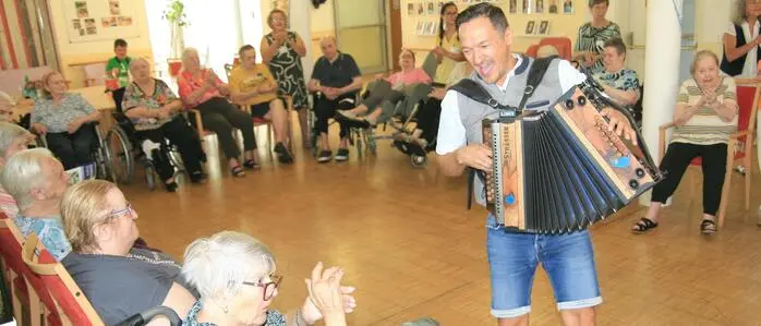 Christian „Chris“ Gruber sorgt mit seiner Harmonika (hier im SeneCura Pflegeheim Stainz) für Stimmung und sichtbare Freude bei den Bewohnerinnen und Bewohnern