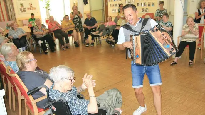 Christian „Chris“ Gruber sorgt mit seiner Harmonika (hier im SeneCura Pflegeheim Stainz) für Stimmung und sichtbare Freude bei den Bewohnerinnen und Bewohnern