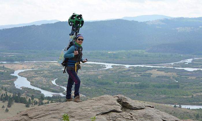 Die Street-View-Kamera auf den Rucksack geschnallt