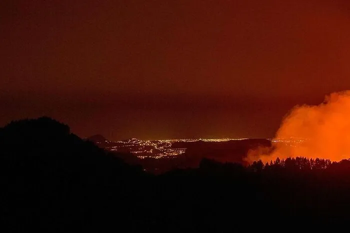 Nahe der Stadt Valleseco war das Feuer Samstagabend ausgebrochen. Auch das nahegelegene Dorf Tejeda ist betroffen.