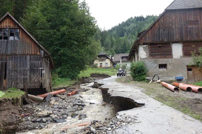 Zerstörte Straße in Oberwölz.