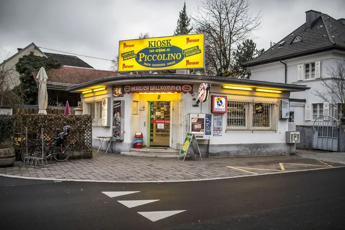 Wo es noch Gabelbissen gibt: Seine beste Zeit hat der legendäre Gabelbissen schon hinter sich. Eine Parallele zu Harri Pinter? Gut möglich. Im Film gönnt sich der Ex-Eishockey-Star neben einem kühlen Bier auch den mayonnaiselastigen Snack mit der Geleehaube. Der Kiosk im Film ist auch im Original einer. In der Kraßnigstraße nahe dem LKH befindet sich der bekannte „Kiosk Piccolino“, wo man bis in die Abendstunden alles bekommt, was zuhause gerade fehlt. „Der Kiosk eignete sich deshalb so gut, weil es auch einen Sitzbereich gibt, von dem Ines ihren Harri beobachtet, wie er im Auto sitzt und vorgibt, in der Disco zu sein“, sagt Producerin Annemarie Pilgram. 