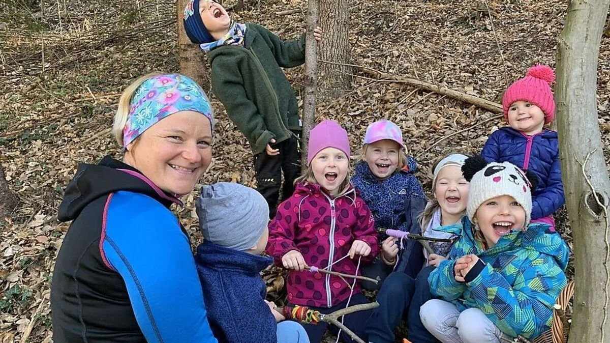 Kindergarten Leiterin Bettina Pircher und ihre Schützlinge