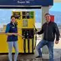 Brigitte Ebner und Bruno Naschenweng bei der F. Leitner Tankstelle in Spittal 