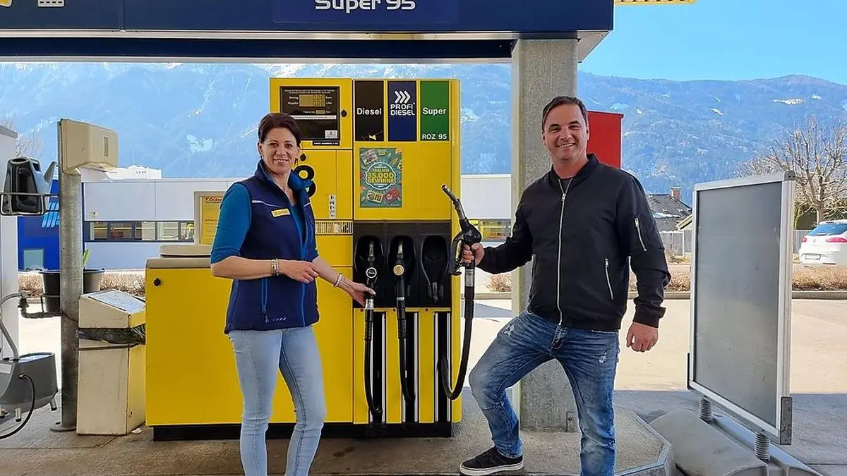 Brigitte Ebner und Bruno Naschenweng bei der F. Leitner Tankstelle in Spittal 
