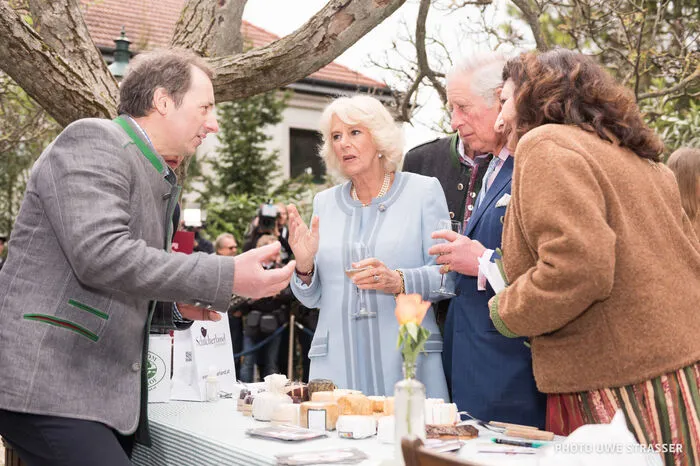 Charles und Camilla zeigten sich sehr interessiert und nahmen sich viel Zeit, Käse und Schilcher zu verkosten.