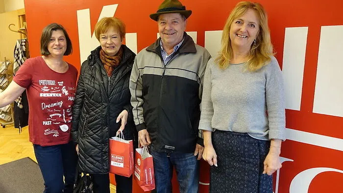 Birgit Scharf (l.) und Doris Lackner (r.) sind die Ostersackerl-Expertinnen in der Redaktion Leoben. Am Gründonnerstag haben schon viele Leserinnen und Leser ihre Sackerl - so lange der Vorrat reichte - geholt. Ein paar hat der Osterhase auch für Karfreitag vorbeigebracht. Wer schnell ist, kann sich ab 8 Uhr im Regionalbüro sein Osterjausensackerl holen.