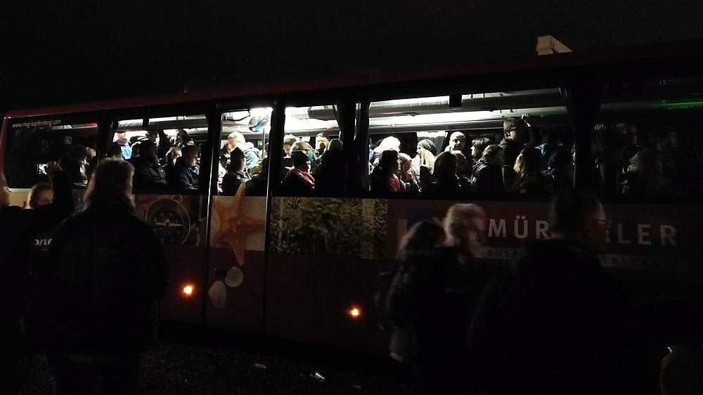 Völlig überfüllte Busse hat Steve Stipsits fotografiert