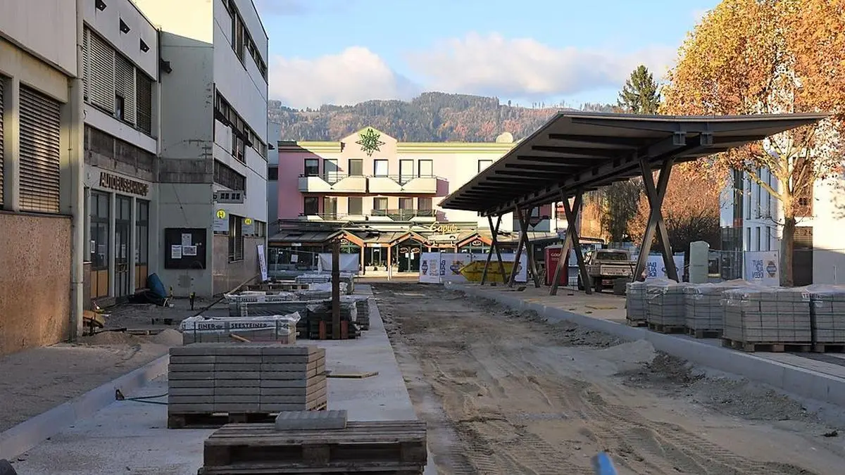 Mit dem Bau der Überdachung in der Mitte des Bahnhofes wurde drei Wochen später als geplant begonnen