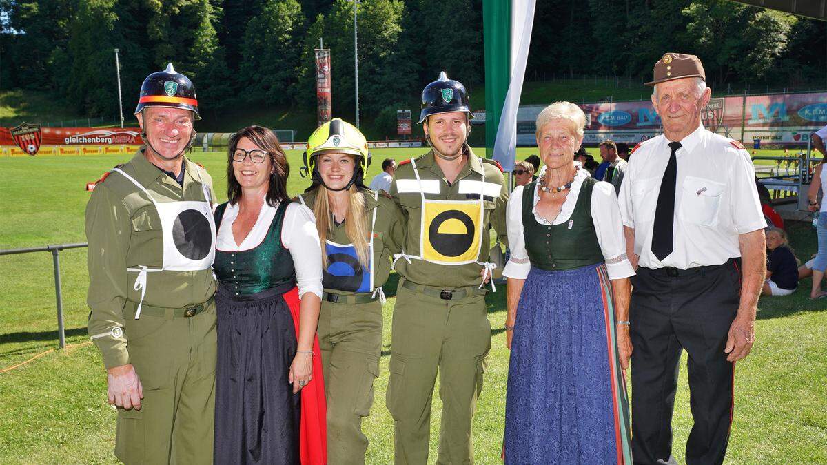 Feuerwehrfamilie Matzhold: Johannes mit Ehefrau Gabriele,  Tochter Jasmina, Schwiegersohn Michael, Mutter Elisabeth und Vater Josef beim Landesbewerb 2022 in Bad Gleichenberg