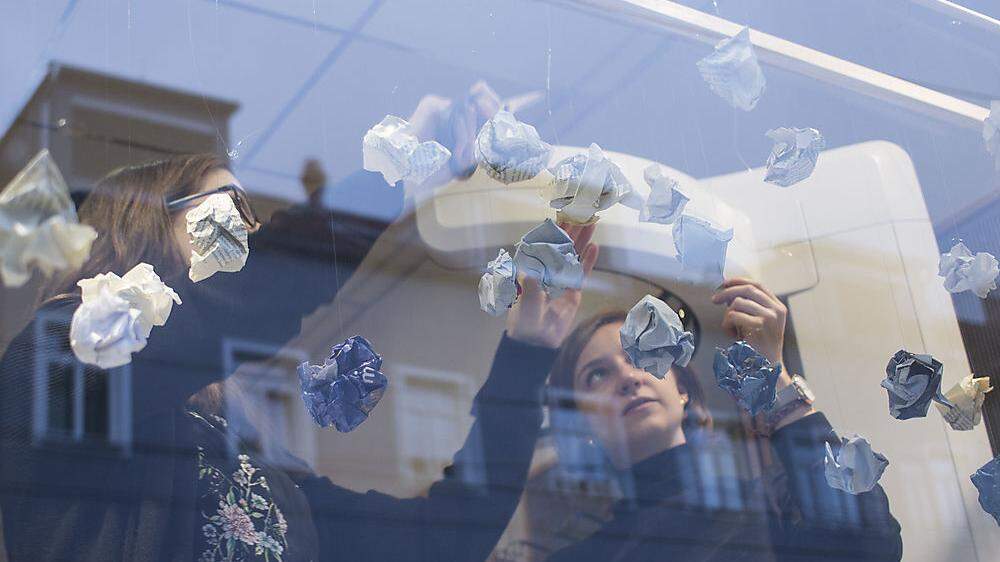 Bei der Arbeit: zwei FH-Studentinnen dekorieren ein Schaufenster