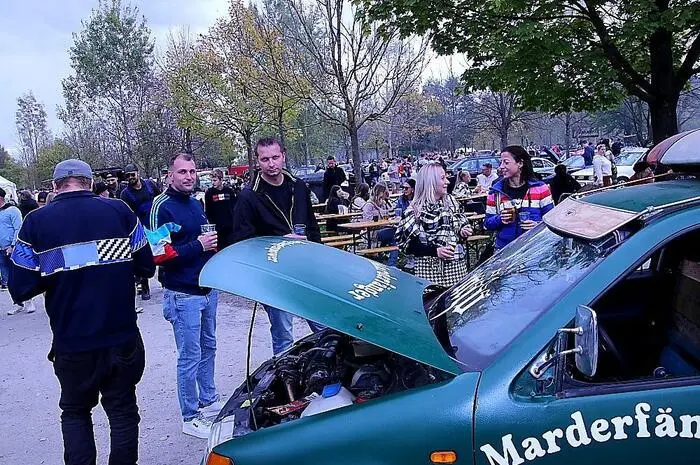 Den Bieranstich nahm Köflachs Bürgermeister Helmut Linhart vor. Die Stimmung war fröhlich-ausgelassen, besonders bestaunt wurden die auf den Autos und Bikes montierten und kostümierten Tierpräparate.