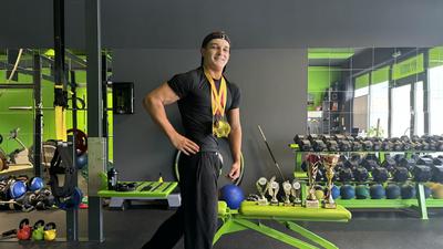 Dominic Treitler mit den am vergangenen Wochenende gewonnen Medaillen und Pokalen