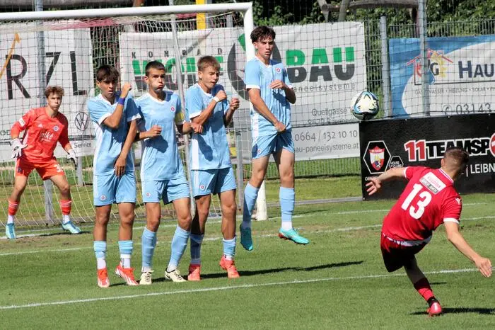 Bei Temperaturen jenseits der 30-Grad-Celsius-Marke konnten die etwa 800 Besucher in insgesamt 27 Matches rassige Zweikämpfe, schnellen modernen Fußball und viele Tore der künftigen Stars auf dem Rasen genießen.
