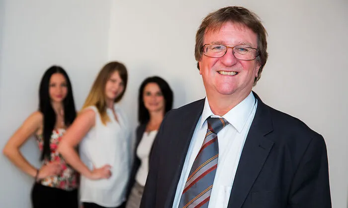 Rechtsanwalt Herwig Hasslacher und seine Mitarbeiterinnen  Janine Feichter, Sarah Pacher, Karina Huber