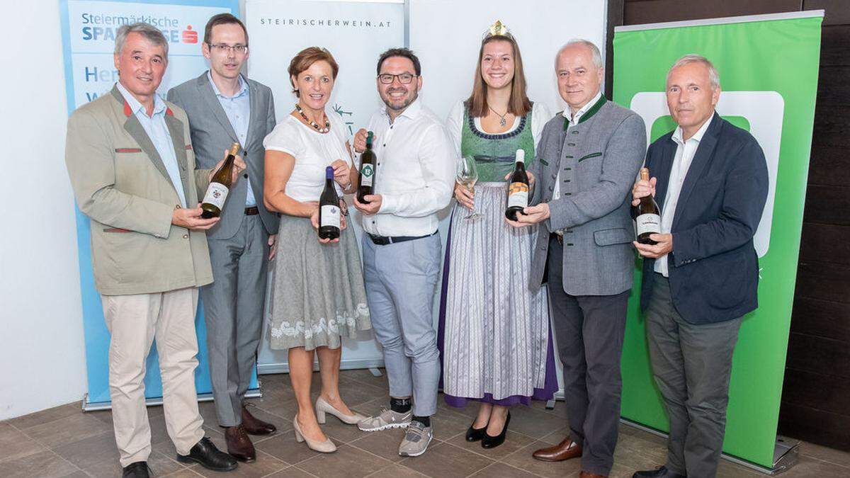 Werner Luttenberger (GF Wein Steiermark), Oliver Kröpfl (Vorstand Sparkasse), Maria Pein (Vize-Präs. LK), Stefan Potzinger (Obmann Wein Steiermark), Weinkönigin  Katrin I. Dokter, LR Hans Seitinger und Christian Purrer (Energie Steiermark)