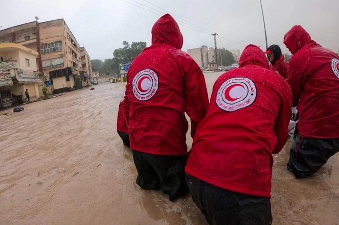 Nach dem Sturm und Überschwemmungen im Osten Libyens werden nach Angaben des Internationalen Komitees vom Roten Kreuz und Roten Halbmond noch etwa 10.000 Menschen vermisst.