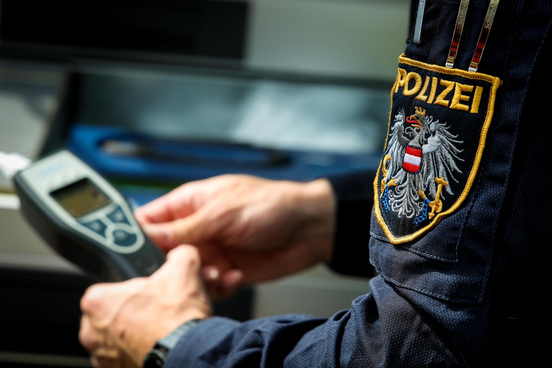 Erheblicher Sachschaden: Kärntner Alkolenker prallte gegen Leitschiene