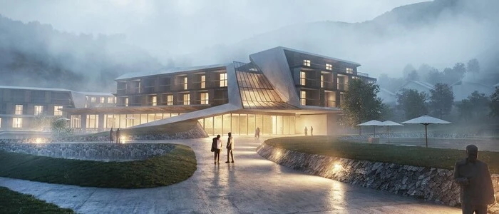 Ein Gebäude von Außen in der Dämmerung, umhüllt von Nebel