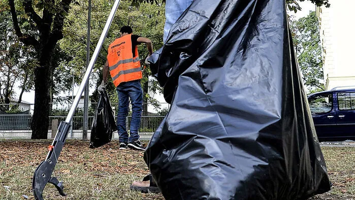 Personen beim Säubern eines Parks in Traiskirchen (Archivbild) 