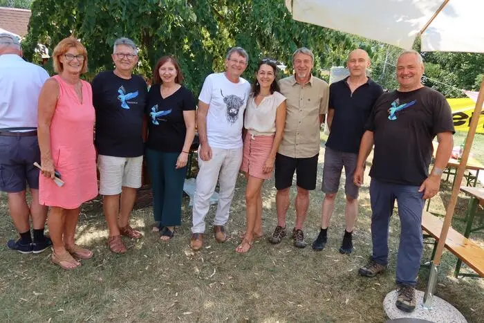 Die Festbesucher wurden in Stainz bei Straden vom Vereinsobmann Karl Lenz und Geschäftsführer Bernard Wieser über den Lebensraum der Blauracke in der Südoststeiermark, deren Brutverhalten und Brutmöglichkeiten und deren alarmierenden Bestandszahlen informiert