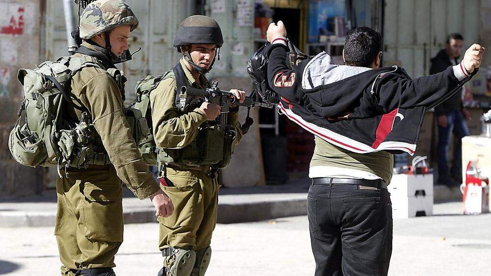 Israelische Soldaten führen Sicherheitschecks durch