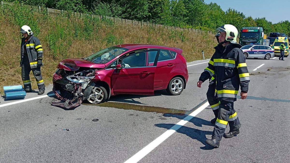 Eine Fahrzeuglenkerin krachte Freitagnachmittag in eine Leitschiene