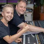 Sänger Tobias Kaiser mit dem Produzenten Martin Maier 