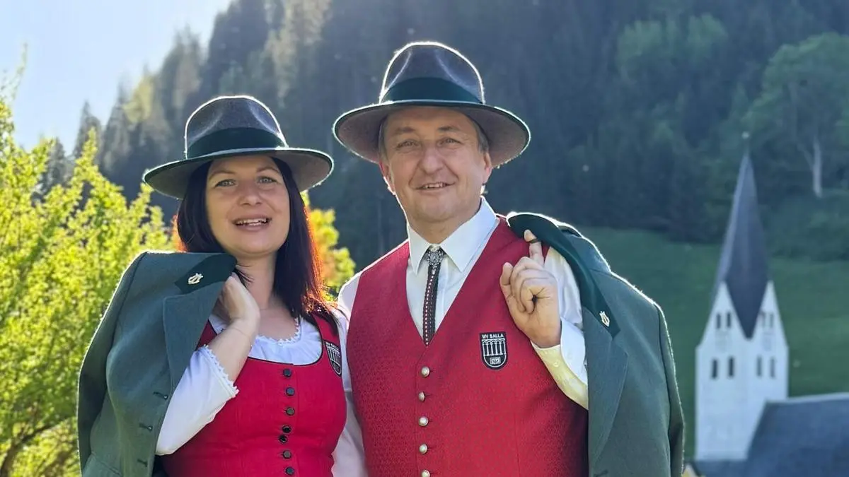 Marketenderin Marlene Schmidtberger und Kapellmeister Gottfried Stiefmann präsentieren die neue Uniform