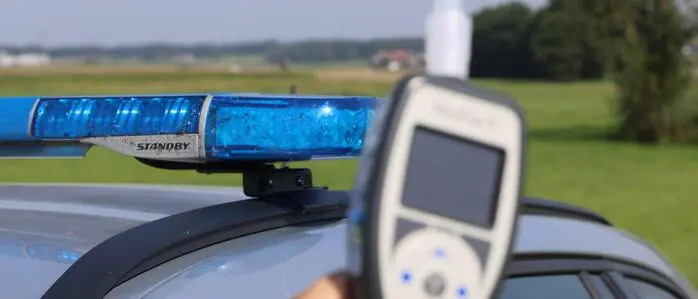 Mit 1,66 Promille verursachte ein Oststeierer einen Unfall, bei dem er selbst schwer verletzt wurde (Sujetbild)