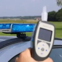 Mit 1,66 Promille verursachte ein Oststeierer einen Unfall, bei dem er selbst schwer verletzt wurde (Sujetbild)