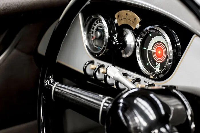 "Bomb Release" nennt Morgan den Startknopf, der den 2-Liter-V2, der sonst auf Harleys pumpt, ins Leben holt. Treffend: Man kann jeden Verbrennungstakt spüren, der Sound aus den beiden seitlichen Auspuffrohren klingt, als hätten sich Wagners Walküren mit AC/DC zusammengetan.