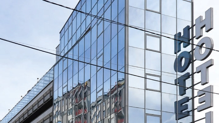 Das Augartenhotel - geplant von Günther Domenig und Gerhard Wallner. Errichtet von 1998 bis 2000. Viel Glas trifft Beton und Stahl.