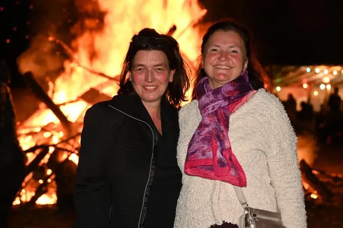 Nach dem Osterfeuer wurde den Besuchern auch musikalisch einiges geboten: Am Abend standen unter anderem Tutti Dilemma mit Live-Acts sowie „DJ Terror“ auf der Bühne. Ergänzt wurde das Programm durch Künstler aus den Teams „Lashair“ und „Ameflux“, sowie  Live-Visuals (Projektionen) von „masha.lights“.