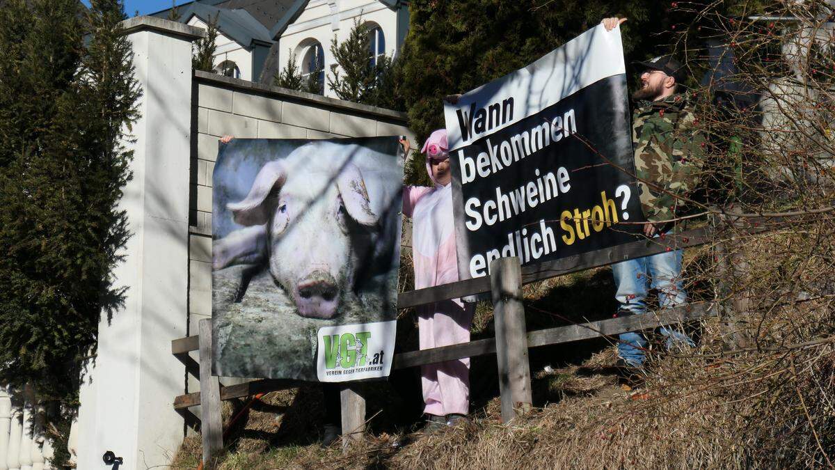 VGT-Aktivisten um den Kärntner Michael Mayer nutzten den öffentlichen Auftritt des Landwirtschaftsministers in Lienz für einen friedliche Kundgebung