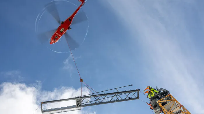 Es ist Österreichs höchste Baustelle: Wind und Nebel verzögerten am Freitag den angekündigten Aufbau, Samstagvormittag war es nun soweit...