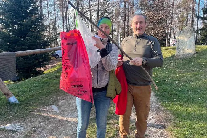 Organisiert wurde die Aktion von den Vereinen Berg- und Naturwacht, Alpenverein sowie den Ringviertlern. Von mehreren Treffpunkten aus machten sich die Gruppen auf den Weg und sammelten entlang der Wege und Straßen achtlos weggeworfenen Müll. Ziel der Aktion war es, die Landschaft rund um die beliebte Ringwarte sauber zu halten und gleichzeitig das Bewusstsein für Umweltschutz zu stärken.