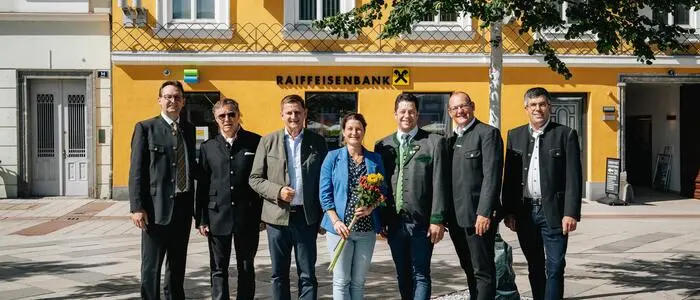 Matthias Zitzenbacher, Geschäftsleiter der Raiffeisenbank Leoben-Bruck, Stadtpfarrer Markus Plöbst, Bürgermeister Kurt Wallner, Bezirksbäuerin Barbara Pollinger, Bezirkskammerobmann Richard Judmaier, Markus Leitner, Geschäftsführer der Erlebnisregion Erzberg-Leoben, und Bezirkskammerobmann-Stellvertreter Helmut Ofner