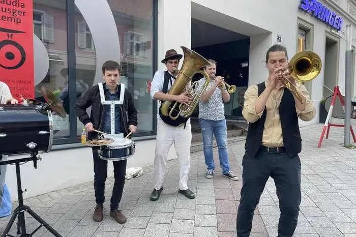 Drumherum gab es ein abwechslungsreiches Rahmenprogramm mit Straßenkünstlern, Live-Musik und Kulinarik. 