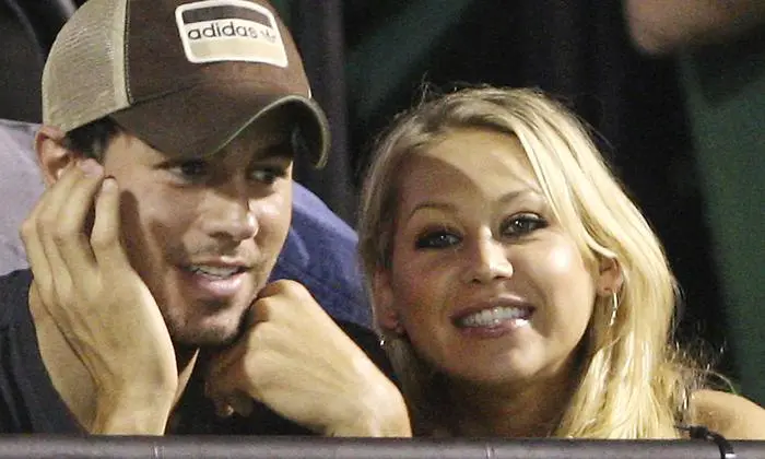 Enrique Iglesias, left, and Anna Kournikova watch a match between Serena Williams and her sister Venus Williams at the Sony Ericsson Open tennis tournament in Key Biscayne, Fla., Thursday April 2, 2009. (AP Photo/Wilfredo Lee)