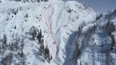 In diesem Steilhang riss am Donnerstag eine Lawine zwei Skiläufer mit